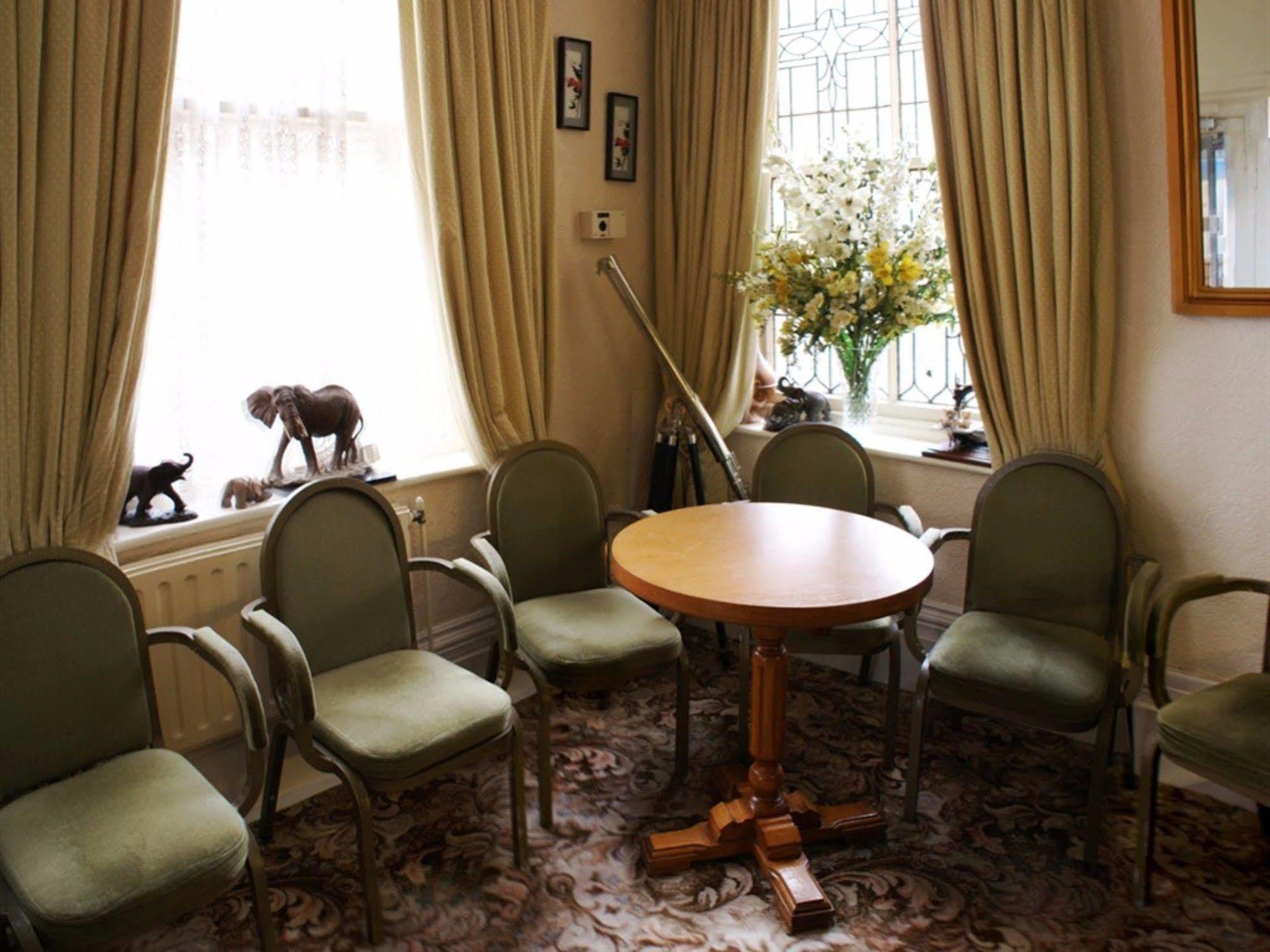 The Highfield Private Hotel Блекпул Екстериор снимка