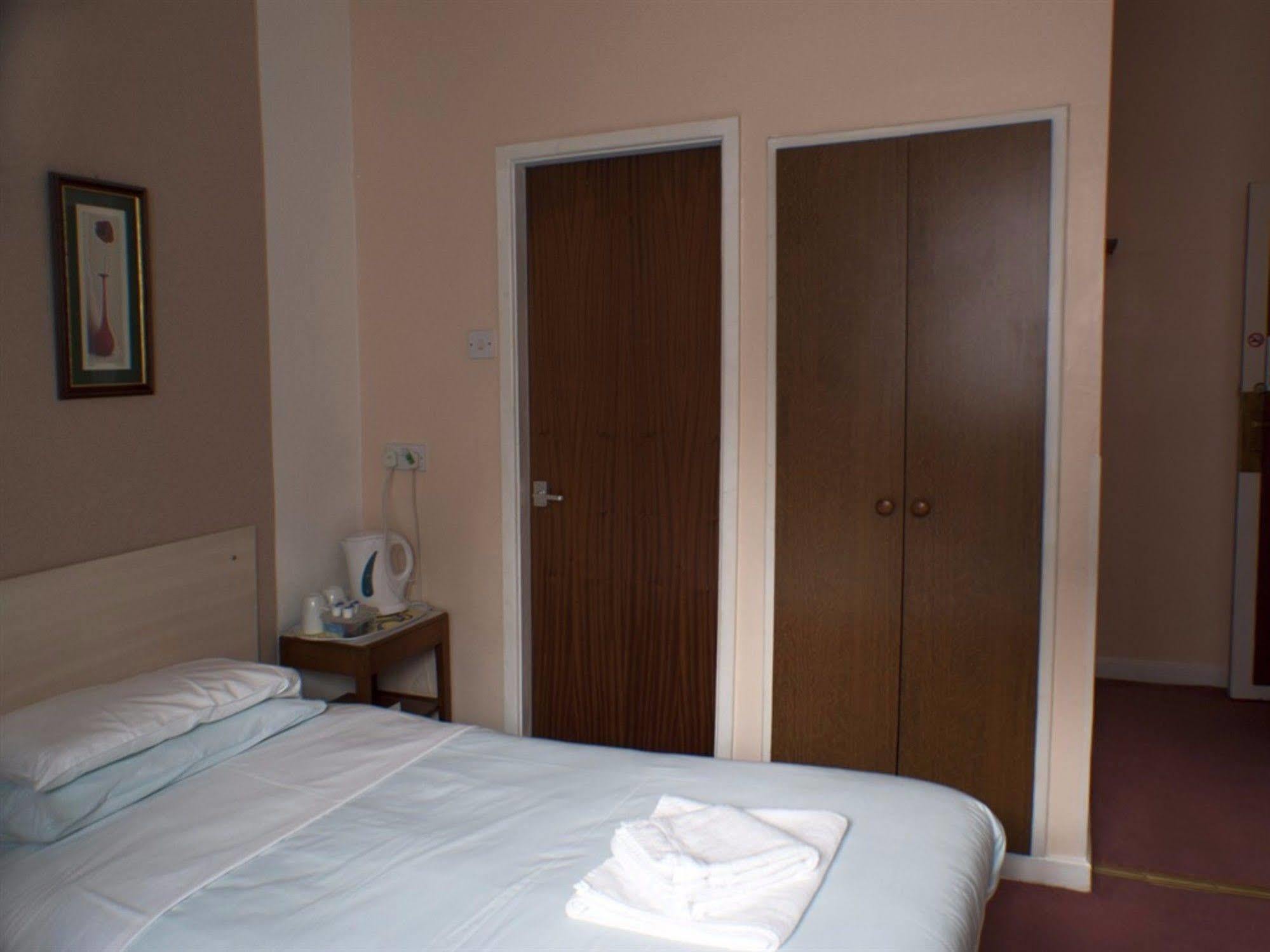 The Highfield Private Hotel Блекпул Екстериор снимка