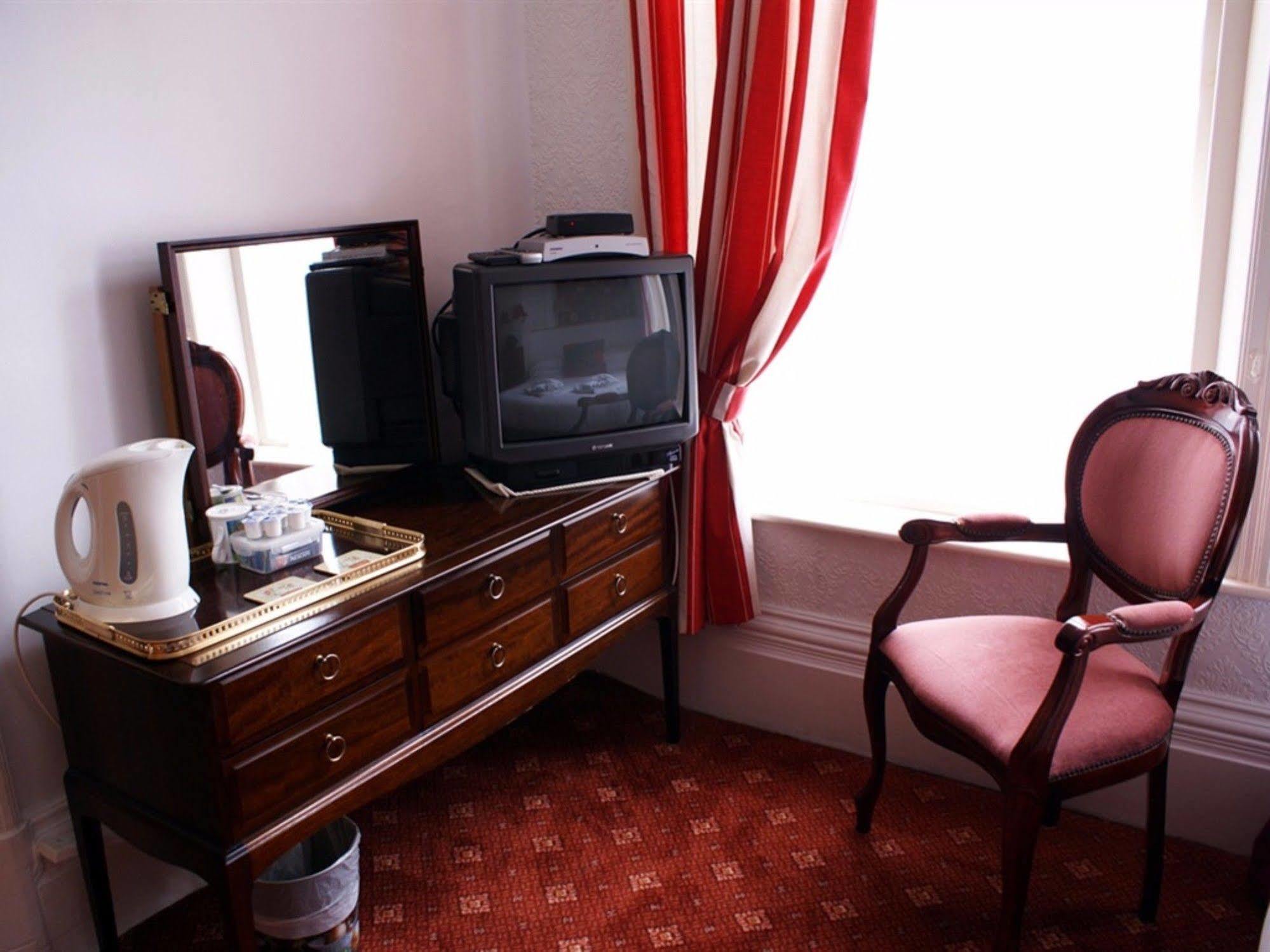 The Highfield Private Hotel Блекпул Екстериор снимка