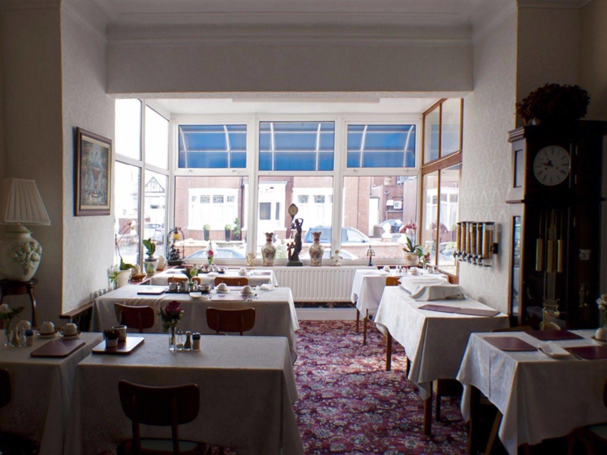 The Highfield Private Hotel Блекпул Екстериор снимка